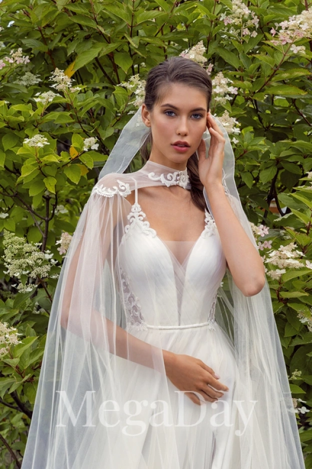 Свадебное платье Papilio 1302 спереди: тонкие бретели, сеточка в декольте и прозрачный кейп.