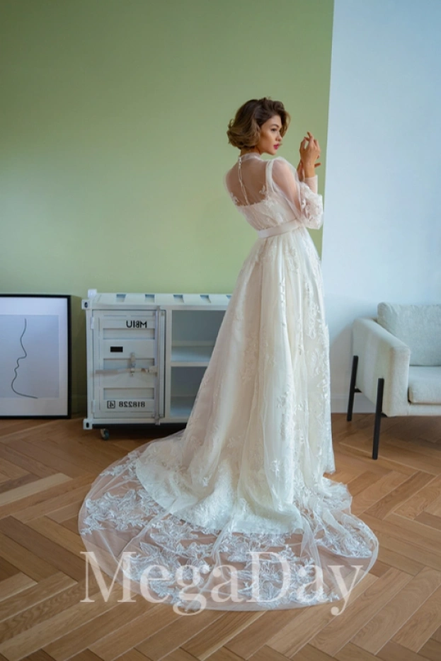 Свадебное платье Papilio 2209, вид сзади в три четверти: полупрозрачный верх спинки, пояс и кружевной шлейф.