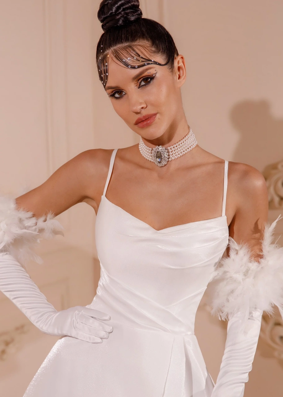 Атласное платье А-силуэт на тонких бретелях