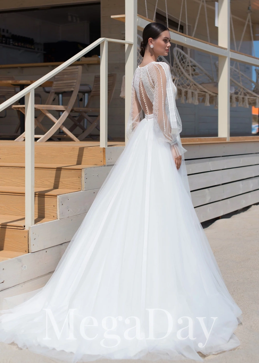 Свадебное платье «Фьяра» сзади в три четверти, с длинными прозрачными рукавами, пуговицами на спинке и шлейфом.