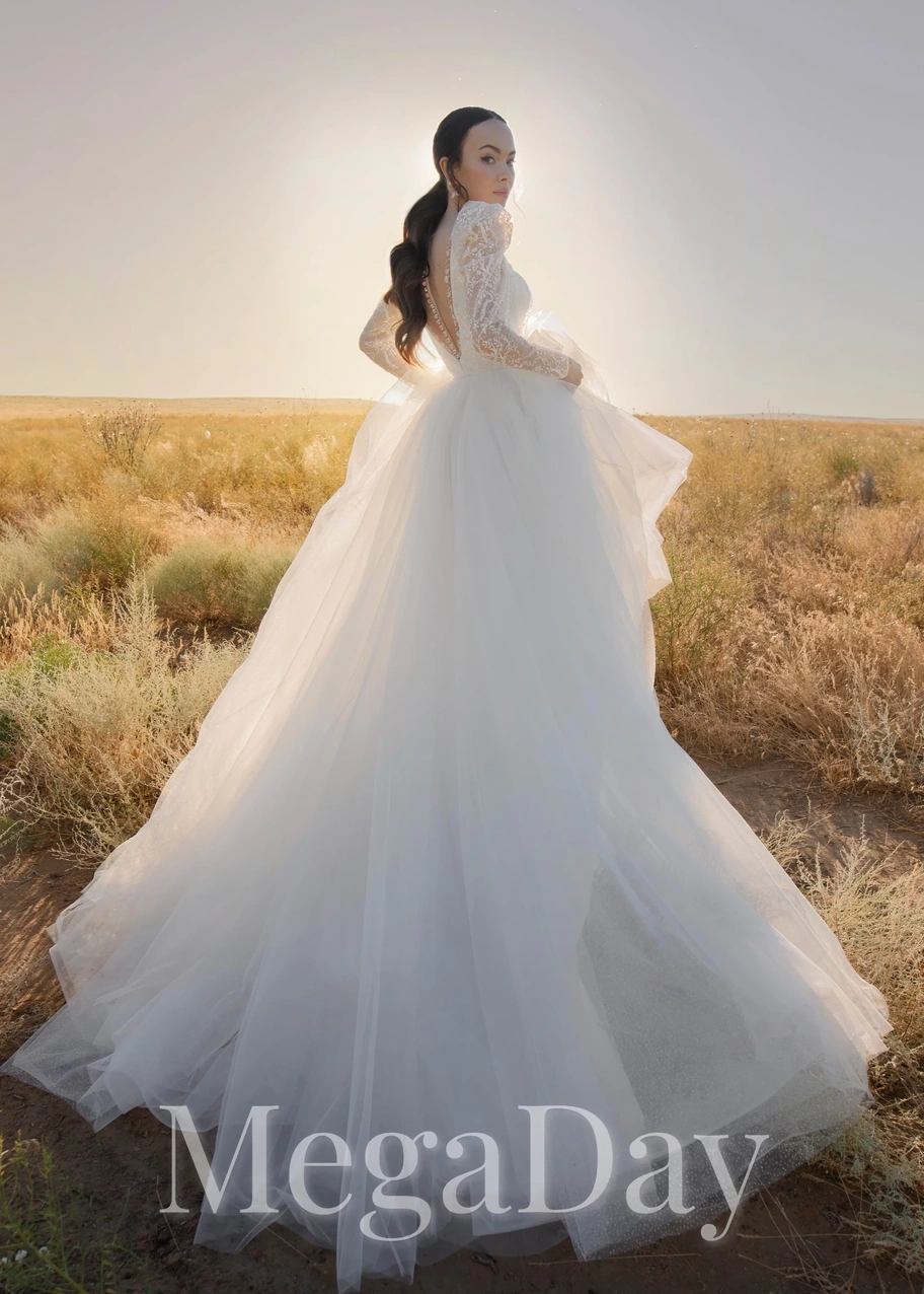 Платье «Ларнес» с кружевным верхом, длинными рукавами и глубоким вырезом на спине — вид сзади в три четверти.